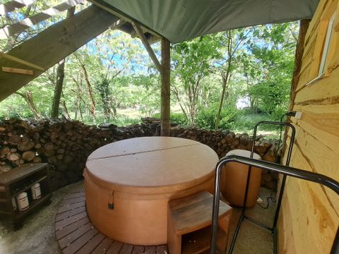 HÉBERGEMENT INSOLITE 4 personnes - CABANE PERCHEE avec salle de bain et SPA