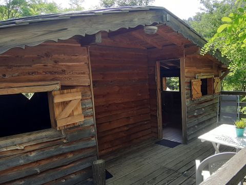 HÉBERGEMENT INSOLITE 4 personnes - CABANE PERCHEE avec salle de bain et SPA