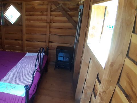HÉBERGEMENT INSOLITE 4 personnes - CABANE PERCHEE avec salle de bain et SPA