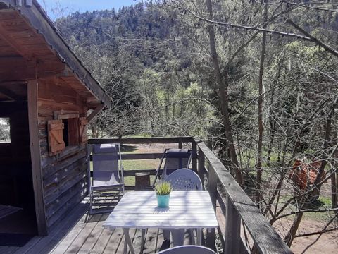 HÉBERGEMENT INSOLITE 4 personnes - CABANE PERCHEE avec salle de bain et SPA