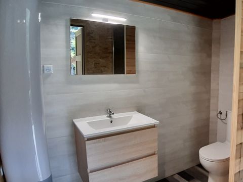 HÉBERGEMENT INSOLITE 4 personnes - CABANE PERCHEE avec salle de bain et SPA