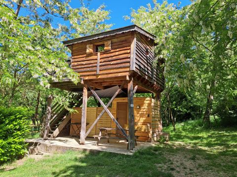 HÉBERGEMENT INSOLITE 4 personnes - CABANE PERCHEE avec salle de bain et SPA