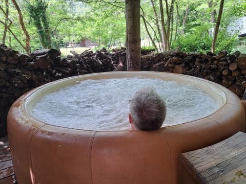 HÉBERGEMENT INSOLITE 4 personnes - CABANE PERCHEE avec salle de bain et SPA