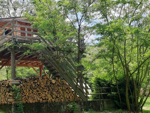 HÉBERGEMENT INSOLITE 4 personnes - CABANE PERCHEE avec salle de bain et SPA