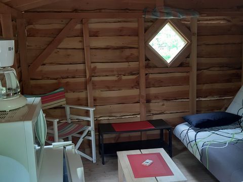 HÉBERGEMENT INSOLITE 4 personnes - CABANE PERCHEE avec salle de bain et SPA
