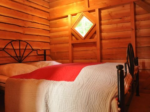 HÉBERGEMENT INSOLITE 4 personnes - CABANE PERCHEE avec salle de bain et SPA