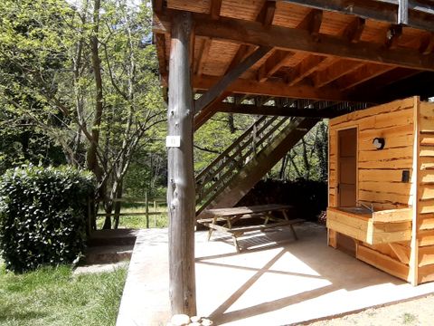 HÉBERGEMENT INSOLITE 4 personnes - CABANE PERCHEE avec salle de bain et SPA