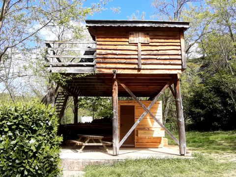 HÉBERGEMENT INSOLITE 4 personnes - CABANE PERCHEE avec salle de bain et SPA
