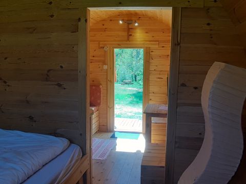 HÉBERGEMENT INSOLITE 2 personnes - TONNEAU Chalet bois 12 m² sans sanitaires
