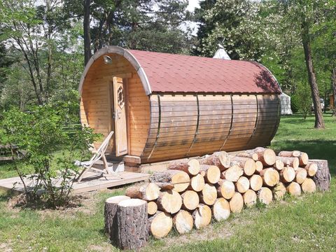HÉBERGEMENT INSOLITE 2 personnes - TONNEAU Chalet bois 12 m² sans sanitaires