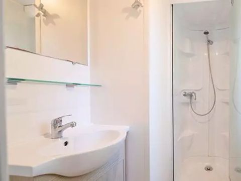 Mobilhome 4 personnes - Classic | 2 Ch. | 4 Pers. | Terrasse surélevée | Clim. par Homair