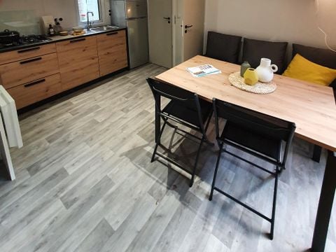 Mobilhome 4 personnes - 2021 - 25m2 Climatisation - Terrasse bois couverte 8m2.