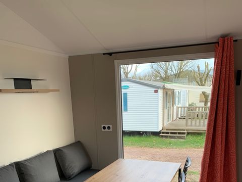 Mobilhome 4 personnes - 2021 - 25m2 Climatisation - Terrasse bois couverte 8m2.
