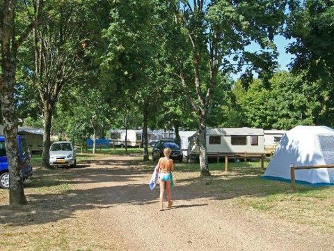 Emplacement - Forfait Confort (1 tente, caravane ou camping-car / 1 voiture / électricité 10A)