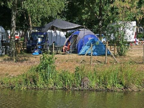 Emplacement - Forfait Confort (1 tente, caravane ou camping-car / 1 voiture / électricité 10A)