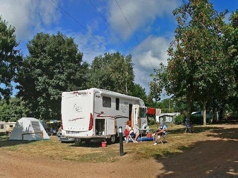 Emplacement - Forfait Confort (1 tente, caravane ou camping-car / 1 voiture / électricité 10A)