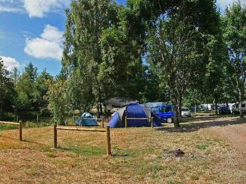 Emplacement - Forfait Confort (1 tente, caravane ou camping-car / 1 voiture / électricité 10A)