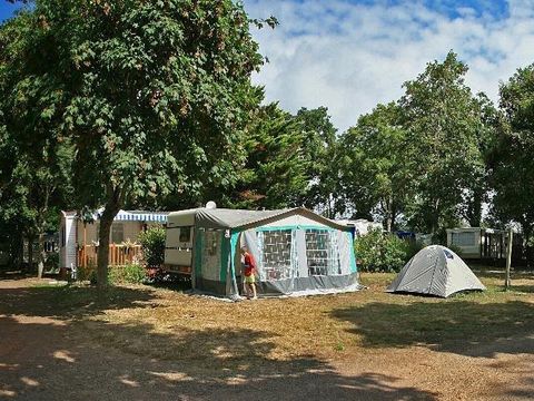 Emplacement - Forfait Privilège (1 tente, caravane ou camping-car / 1 voiture / électricité 10A) + Vue sur l'étang