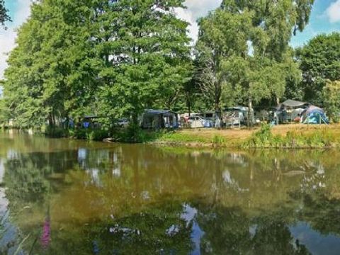Emplacement - Forfait Privilège (1 tente, caravane ou camping-car / 1 voiture / électricité 10A) + Vue sur l'étang