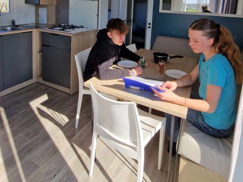 MOBILHOME 6 personnes - Mobil Home Lodge 83 Confort 3 chambres - 28 m² + terrasse intégrée de 8 m