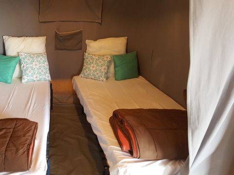 TENTE 4 personnes - Tente équipée (sans sanitaires ni chauffage)