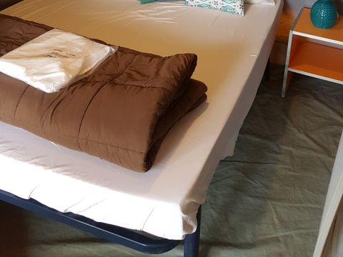 TENTE 4 personnes - Tente équipée (sans sanitaires ni chauffage)