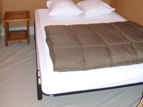 TENTE 4 personnes - Tente équipée (sans sanitaires ni chauffage)