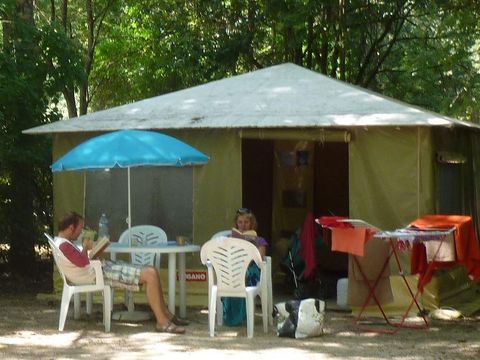 TENTE 4 personnes - Tente équipée (sans sanitaires ni chauffage)