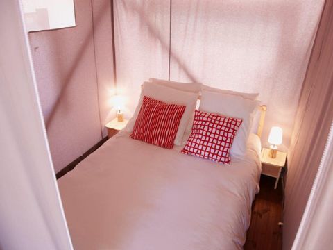 Tente en toile et en bois 4 personnes - Cabane Lodge sur pilotis Standard 34m² (2 chambres) dont terrasse couverte 11m²