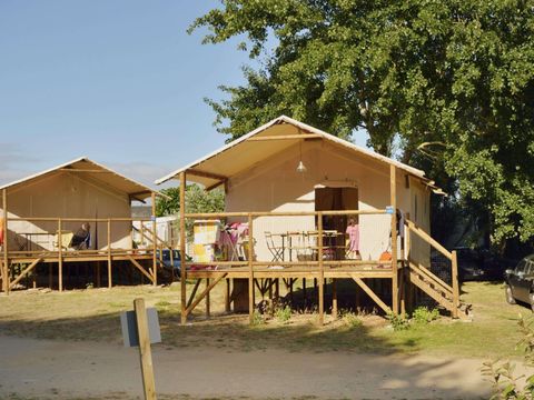 Tente en toile et en bois 4 personnes - Cabane Lodge sur pilotis Standard 34m² (2 chambres) dont terrasse couverte 11m²