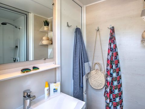 MOBILHOME 4 personnes - Homeflower Premium 29m² (2 chambres) + CLIM + terrasse semi-couverte + TV + draps + serviettes