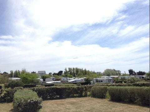 Emplacement - Forfait Confort (1 tente, caravane ou camping-car / 1 voiture / électricité 10A)