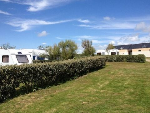 Emplacement - Forfait Confort (1 tente, caravane ou camping-car / 1 voiture / électricité 10A)
