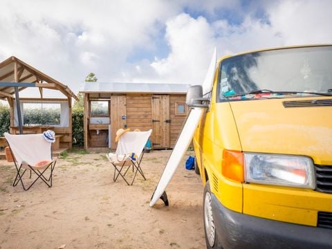 Emplacement - Forfait Premium : emplacement 10A équipé d'une freecamp