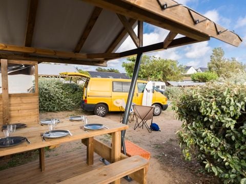 Emplacement - Forfait Premium : emplacement 10A équipé d'une freecamp