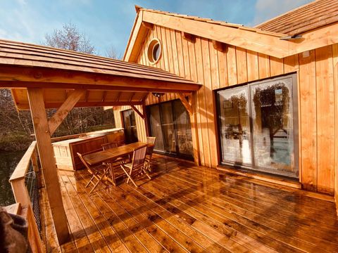 HÉBERGEMENT INSOLITE 2 personnes - CABANE SUR L'EAU avec Jacuzzi