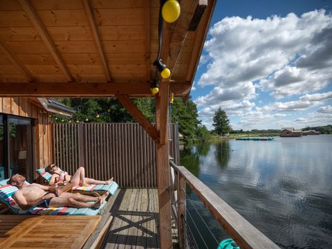 HÉBERGEMENT INSOLITE 2 personnes - CABANE SUR L'EAU avec Jacuzzi
