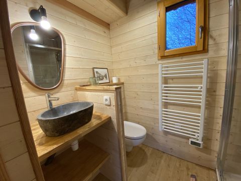 HÉBERGEMENT INSOLITE 2 personnes - CABANE SUR L'EAU avec Jacuzzi