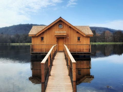 HÉBERGEMENT INSOLITE 2 personnes - CABANE SUR L'EAU avec Jacuzzi