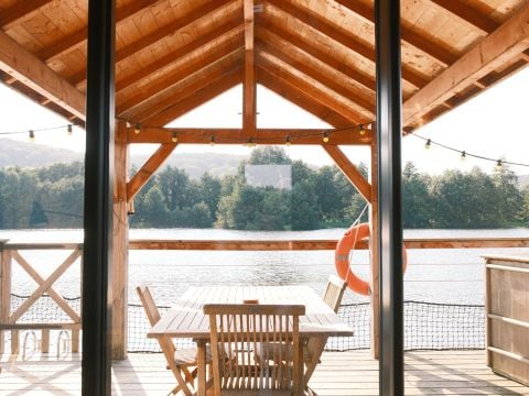 HÉBERGEMENT INSOLITE 2 personnes - CABANE SUR L'EAU avec Jacuzzi