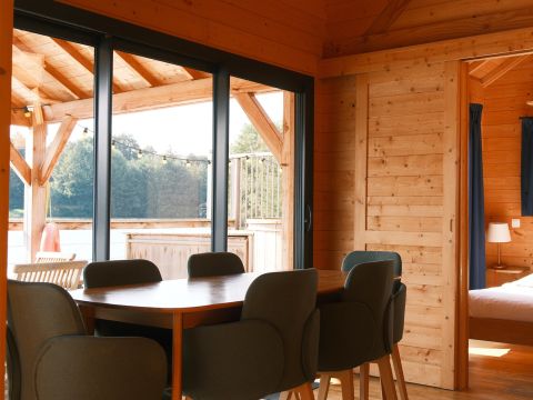 HÉBERGEMENT INSOLITE 2 personnes - CABANE SUR L'EAU avec Jacuzzi