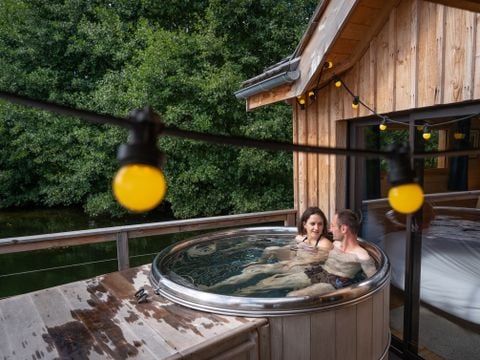 HÉBERGEMENT INSOLITE 2 personnes - CABANE SUR L'EAU avec Jacuzzi