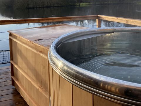 HÉBERGEMENT INSOLITE 2 personnes - CABANE SUR L'EAU avec Jacuzzi