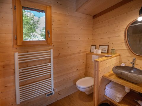 HÉBERGEMENT INSOLITE 2 personnes - CABANE SUR L'EAU avec Jacuzzi