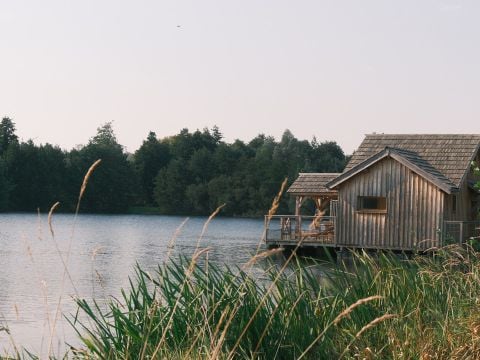 HÉBERGEMENT INSOLITE 2 personnes - CABANE SUR L'EAU avec Jacuzzi