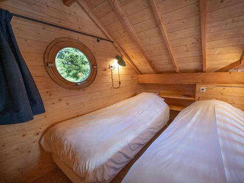 HÉBERGEMENT INSOLITE 2 personnes - CABANE SUR L'EAU avec Jacuzzi