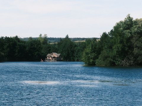 HÉBERGEMENT INSOLITE 2 personnes - CABANE SUR L'EAU avec Jacuzzi