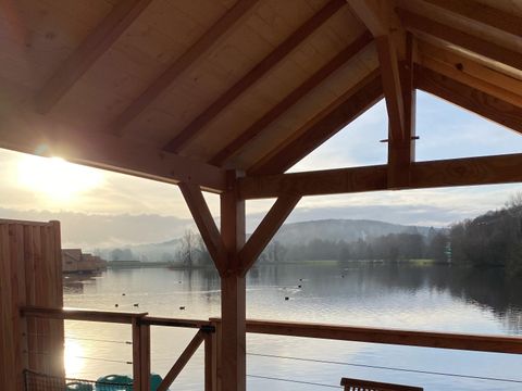 HÉBERGEMENT INSOLITE 2 personnes - CABANE SUR L'EAU avec Jacuzzi