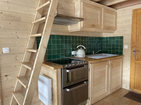 HÉBERGEMENT INSOLITE 2 personnes - CABANE SUR L'EAU avec Jacuzzi