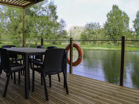HÉBERGEMENT INSOLITE 2 personnes - CABANE SUR L'EAU